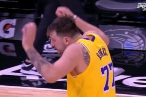 胖子太可爱了东契奇踢球疑似砸到球迷 随后惊恐“不好意思”