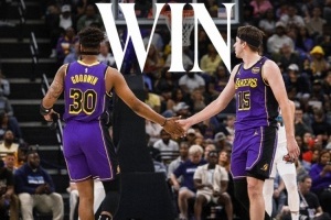 乐鱼体育app-拿下卡位战！湖人赢球海报：砍31分的小里与古德温击掌