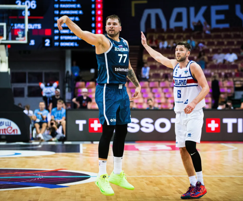 乐鱼体育下载-2连败后2连胜带队晋级：东契奇场均31+8+7 在国家队比湖人还艰难